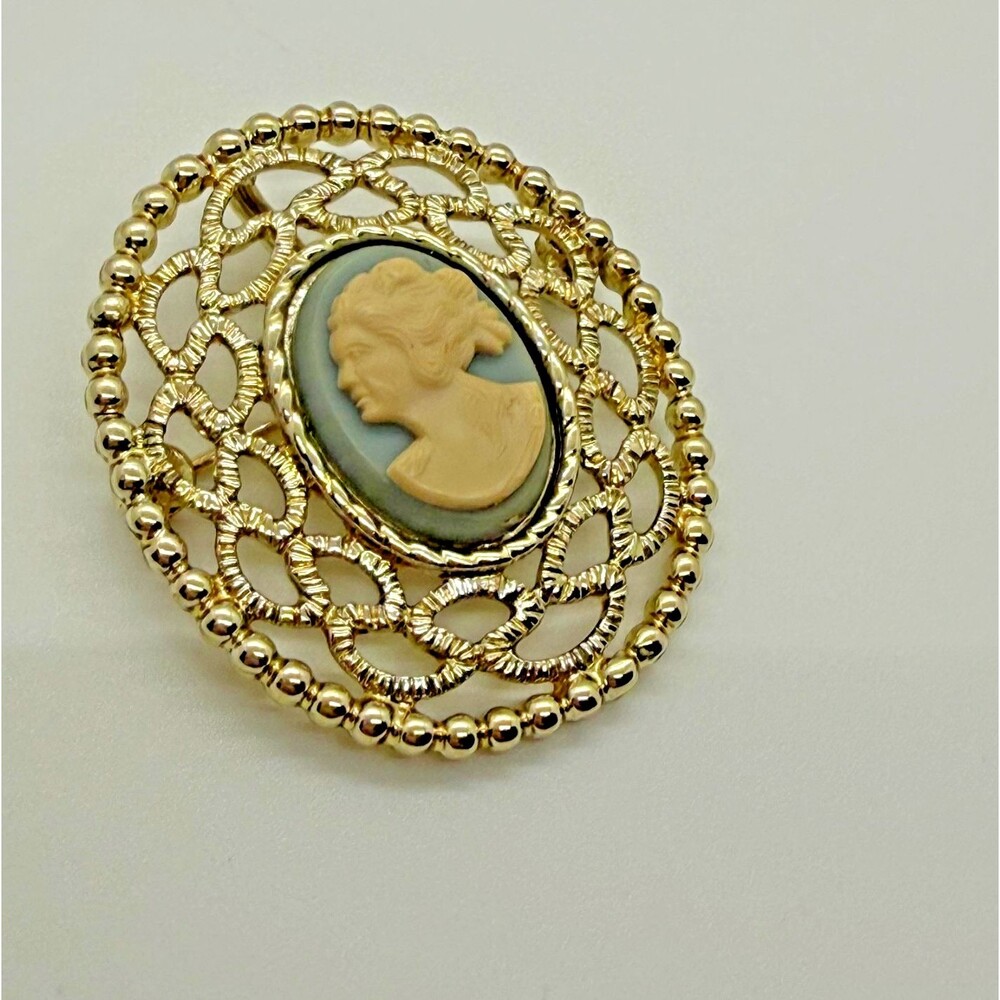 VTG Sarah Coventry Goldtone Blue Cameo Brooch Pendant Filigree Oval Convertible